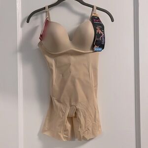 Maidenform all in one built-in bra shaper NWT